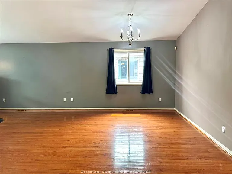 1011 Silverdale Dr — Photo 4