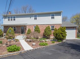 557A Plainview Rd, Plainview, NY 11803