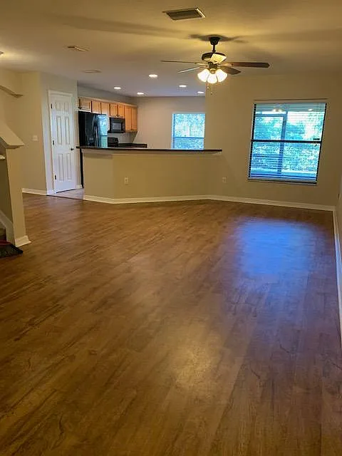 3 bed, 2.5 bath, 1558 sqft, $2,000 — Photo 2