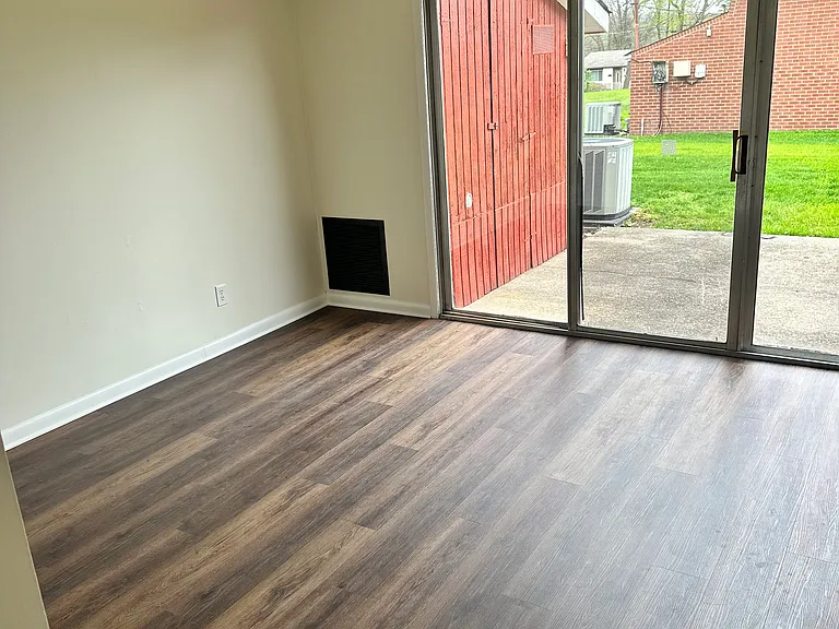 435 Hartford Sq — Photo 12