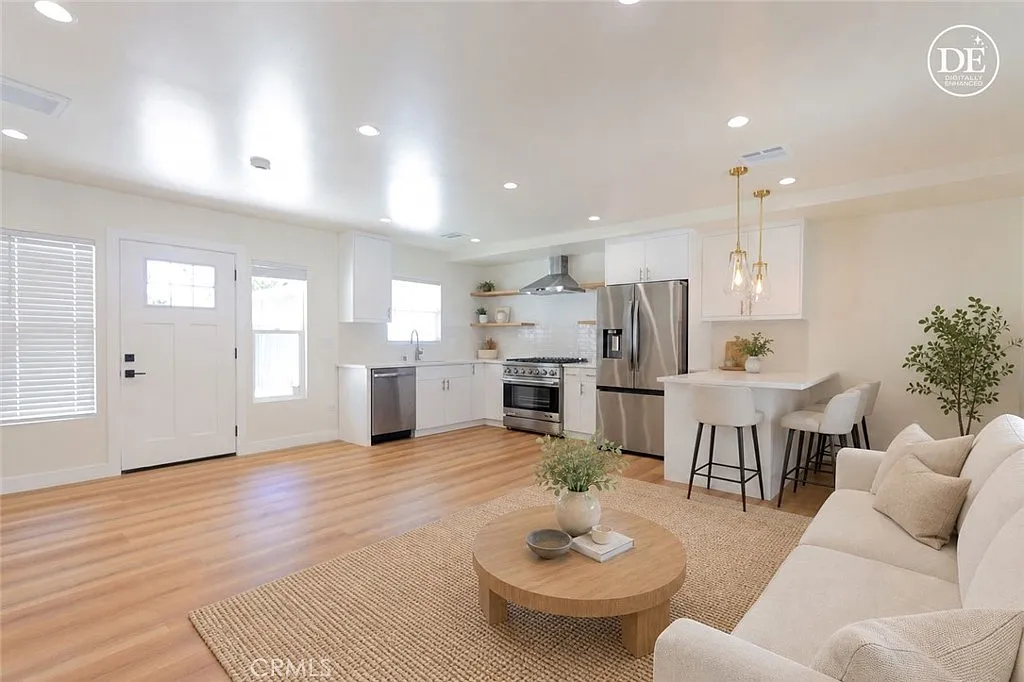 3 bed, 1000 sqft, $3,950 — Photo 3