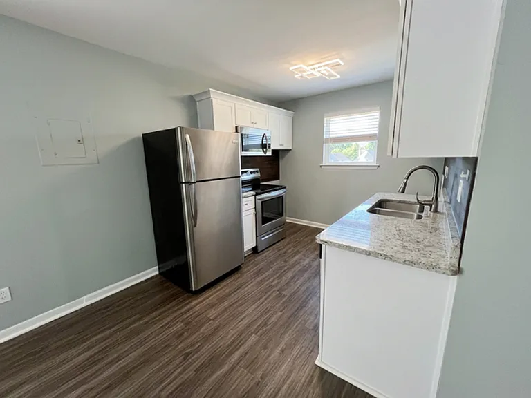 Avondale III Apartments — Photo 30