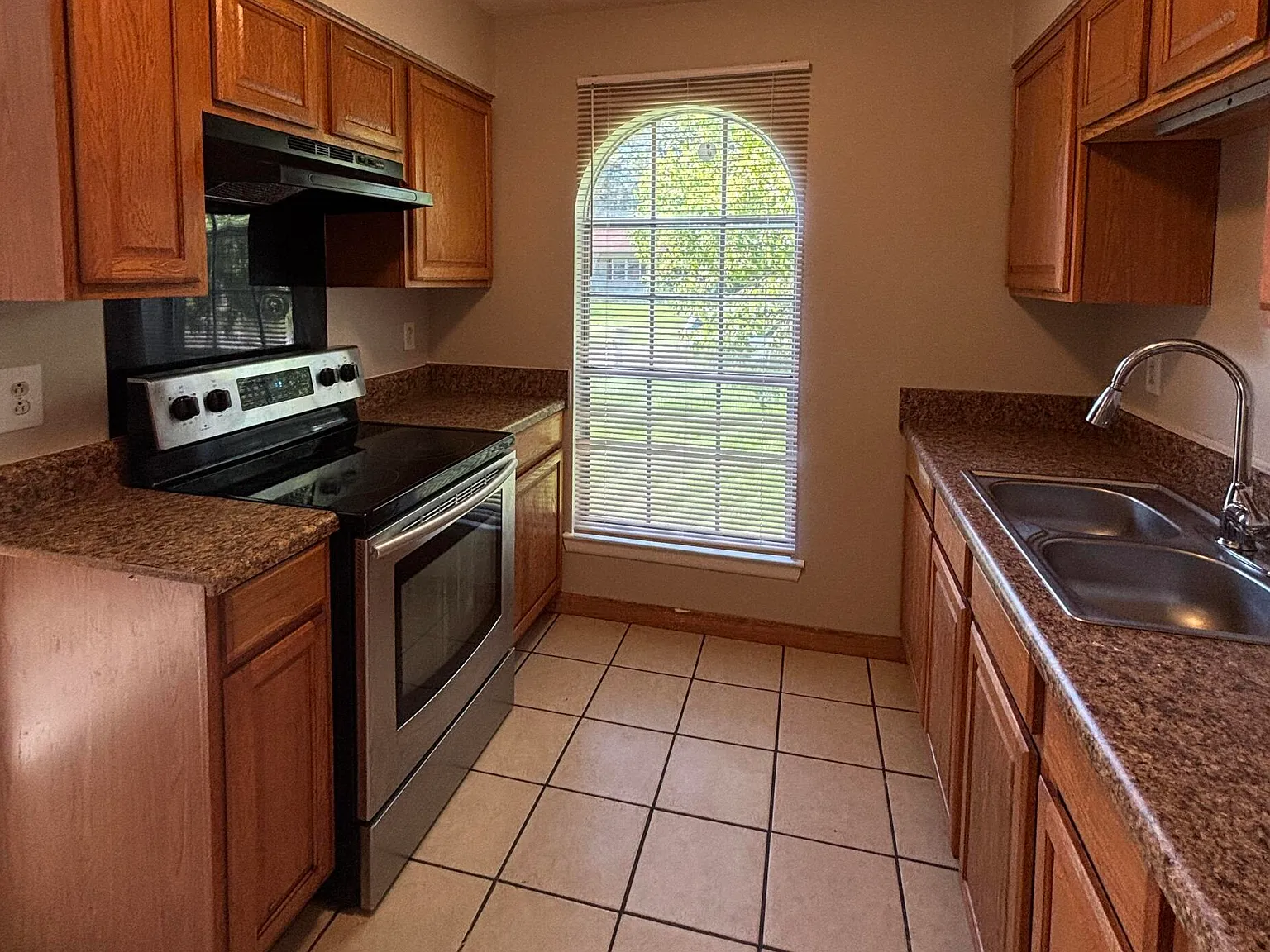 3 bed, 2.0 bath, 1415 sqft, $1,300 — Photo 4