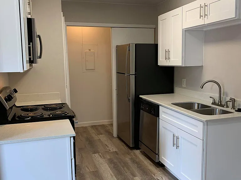 The Summit Apartments — Photo 20