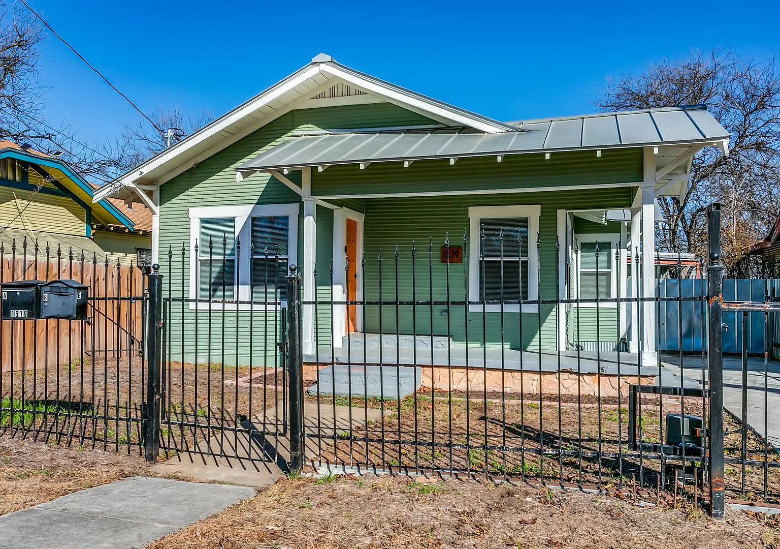 2-Bedroom, Great Location, Off street parking! — Photo 1