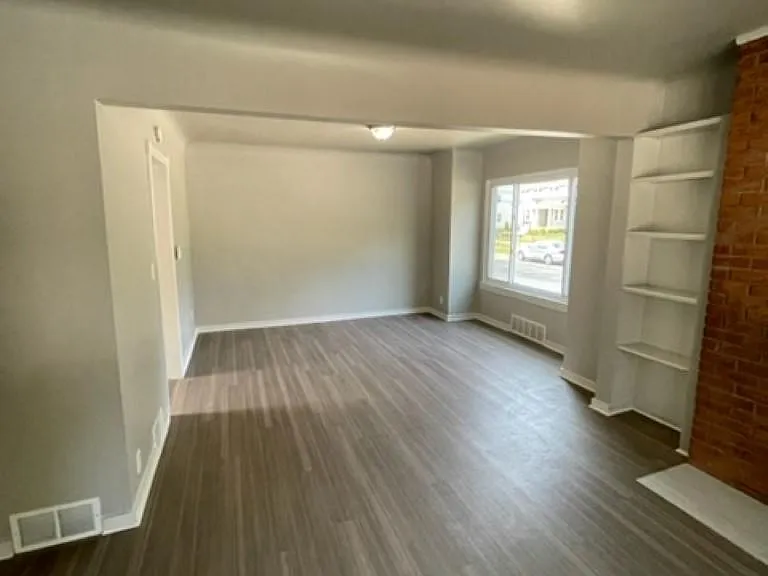 233 W Twelve Mile Rd — Photo 13