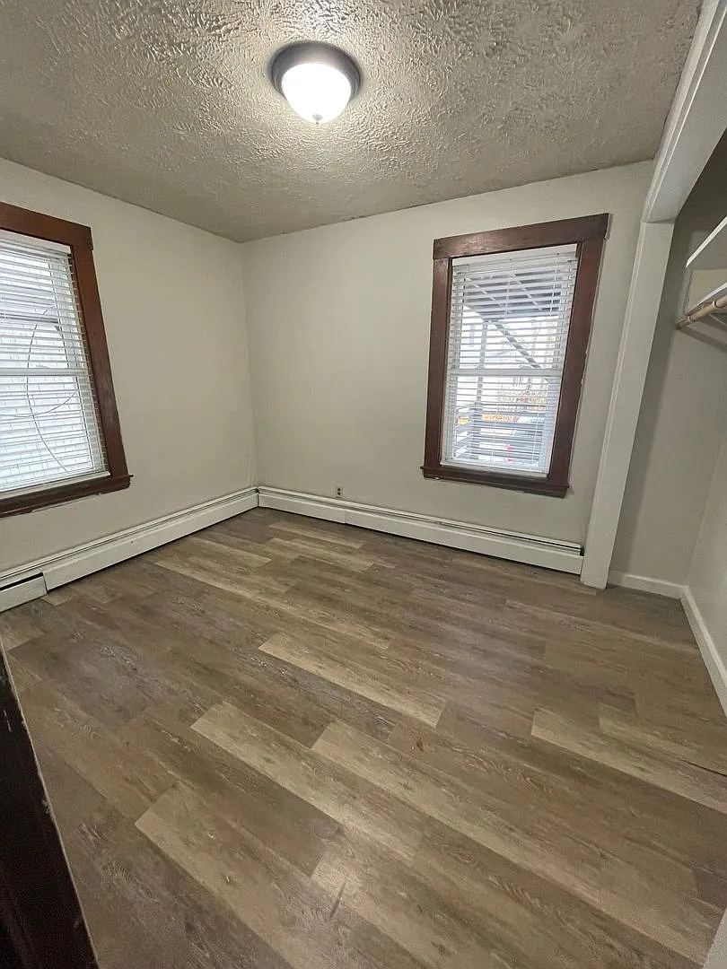 1br/1ba, Wd Hookups, Updated, New Flooring And Parking! — Photo 4