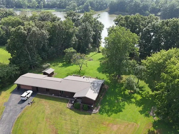 8 Lakedale Dr, Salem, IL 62881