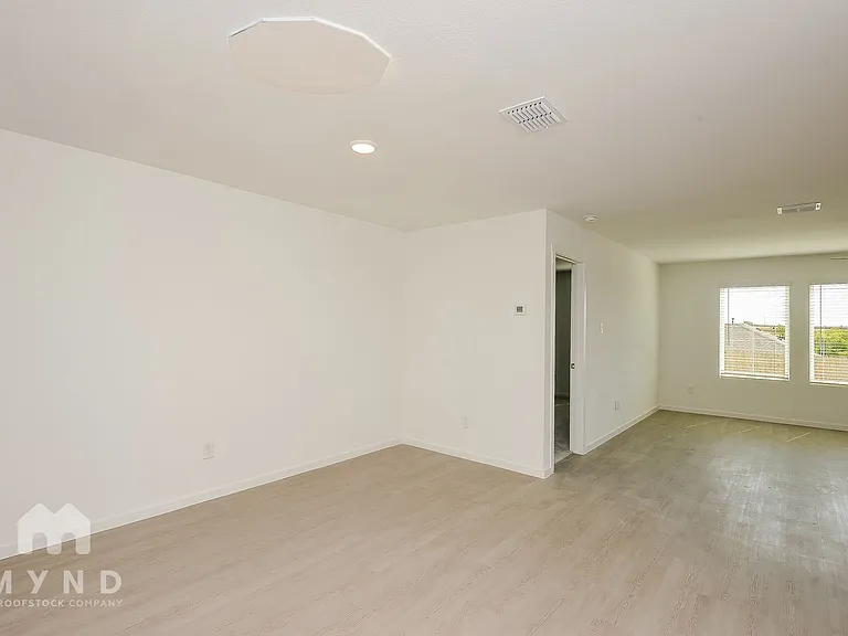 2745 Mistwood Dr — Photo 9
