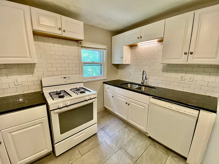 301 17th Ave Ne — Photo 1