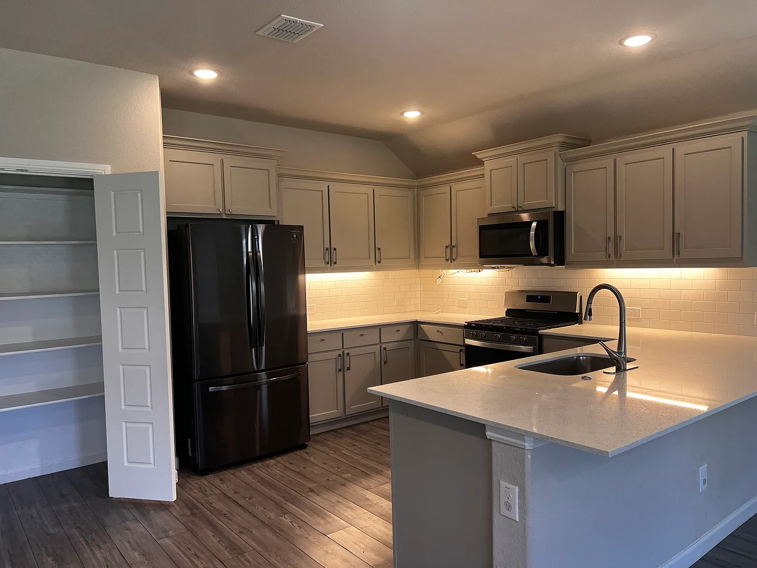 4 bed, 1800 sqft, $2,300 — Photo 3