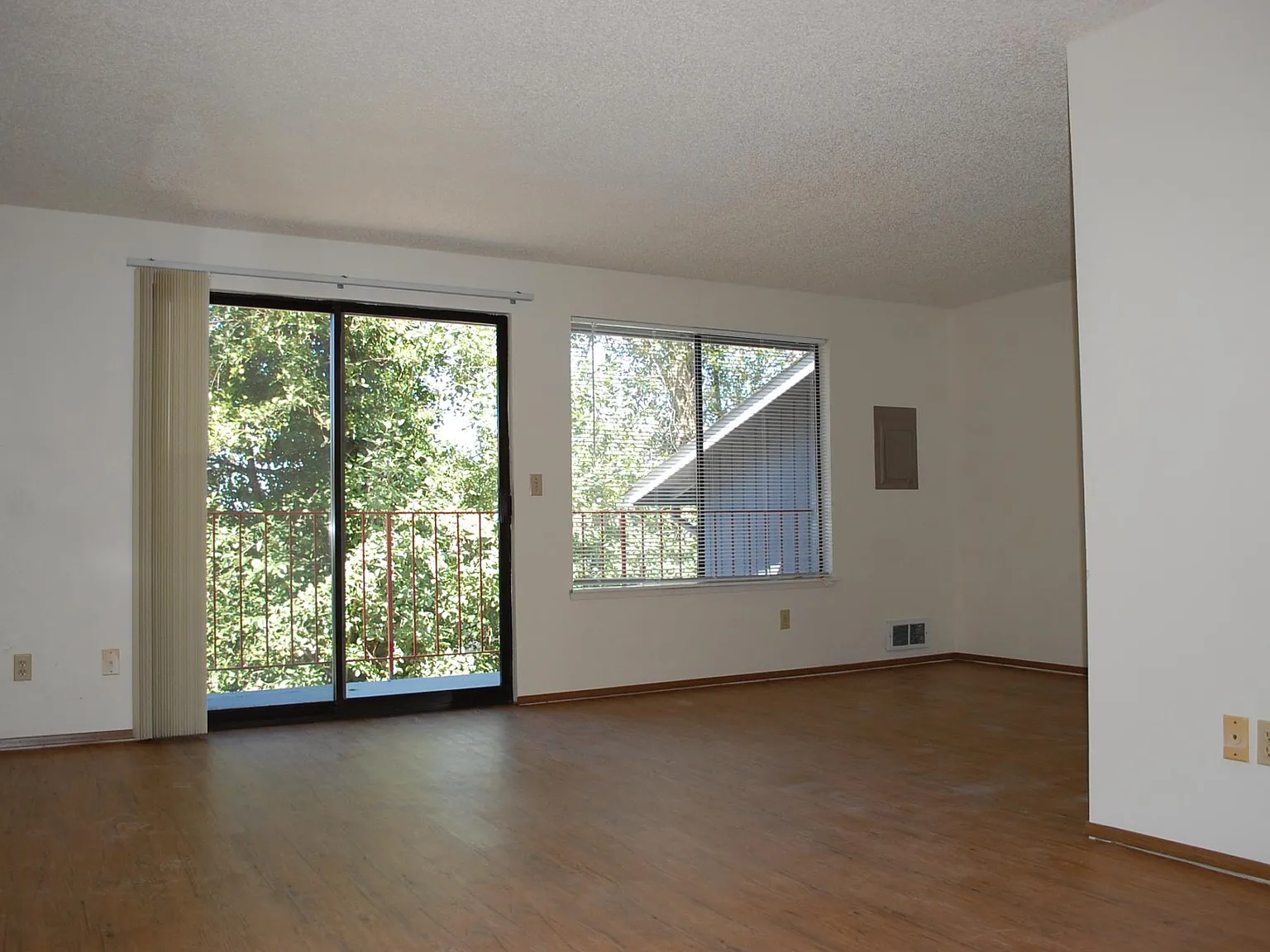 1 bed, 870 sqft, $1,640 — Photo 3
