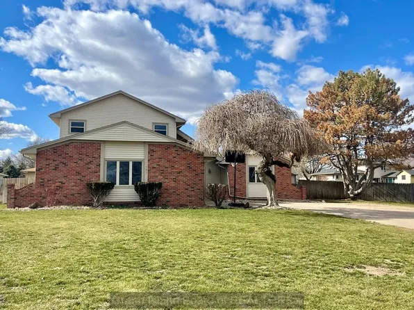 707 Shoreside Cv, Hastings, NE 68901