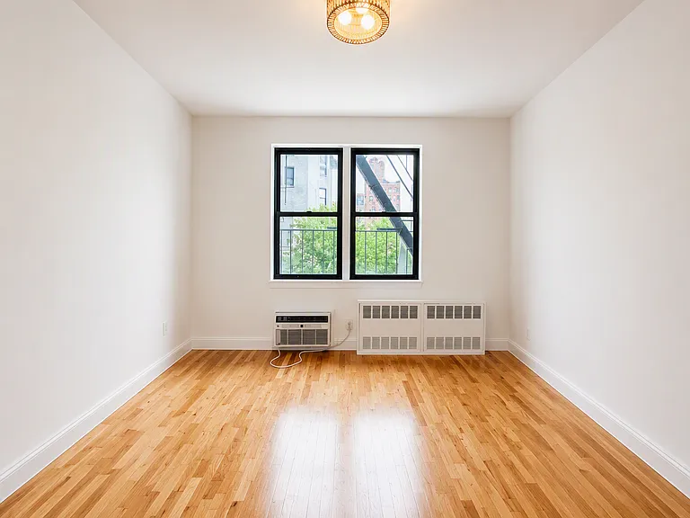 225 E 10th St #4C — Photo 1