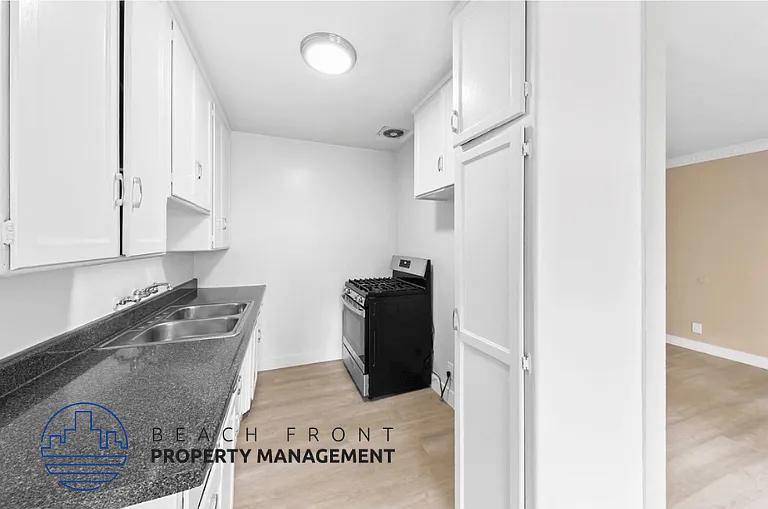 608 W Hyde Park Blvd — Photo 22