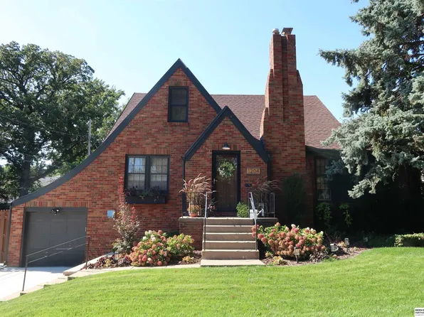 1204 S 61st St, Omaha, NE 68106