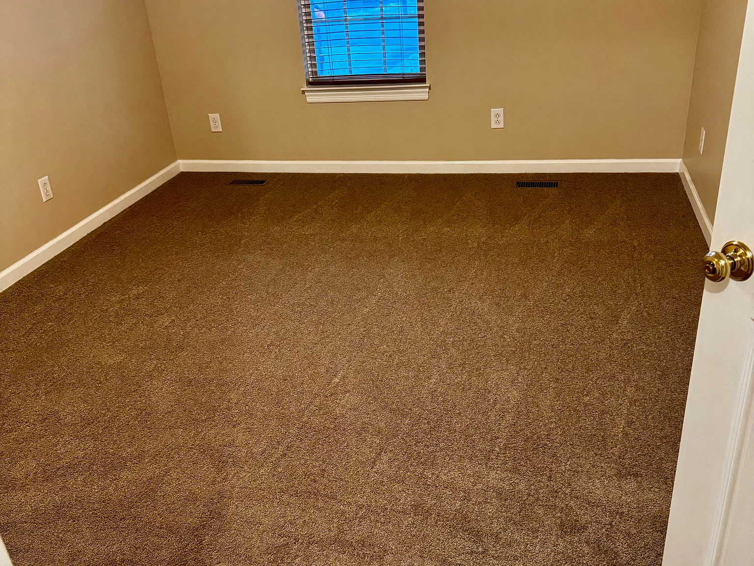 3 bed, 1200 sqft, $2,075 — Photo 3