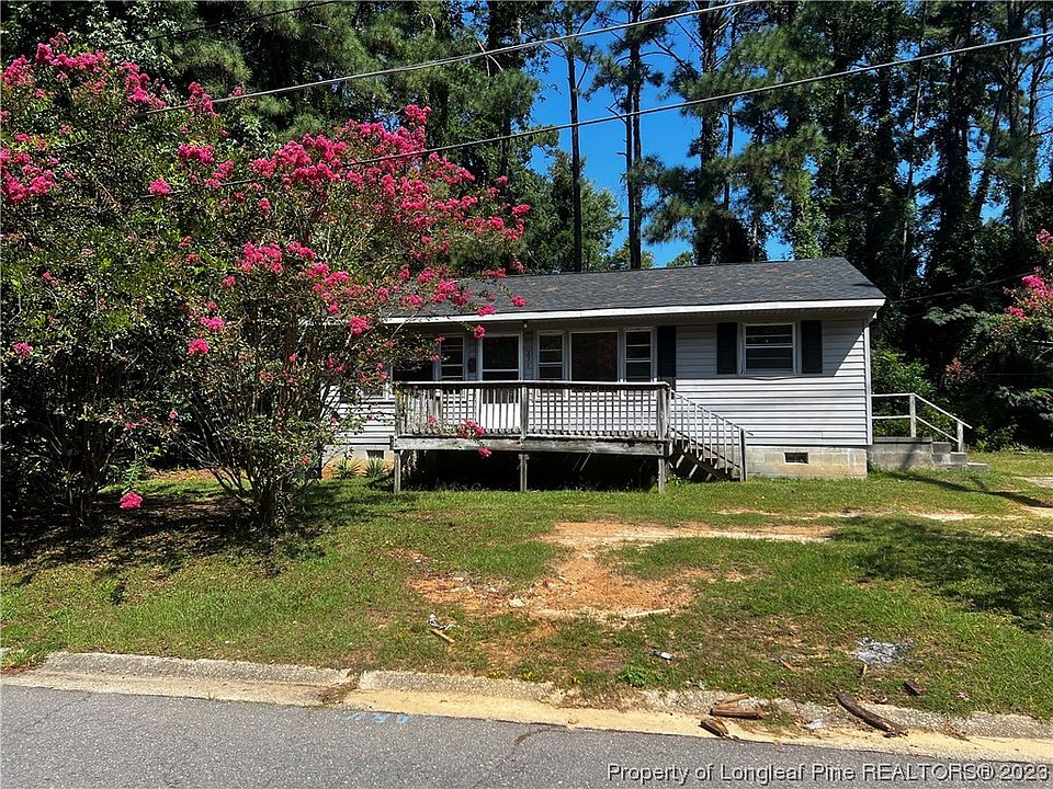 1st image of 221 Colonial Dr