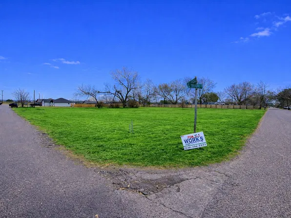 724 E Hughes St, Collinsville, TX 76233