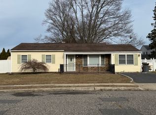 290 Singingwood Dr, Holbrook, NY 11741