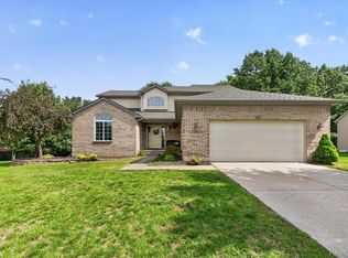 2082 Pinebrook Meadow Ct, Howell, MI 48843
