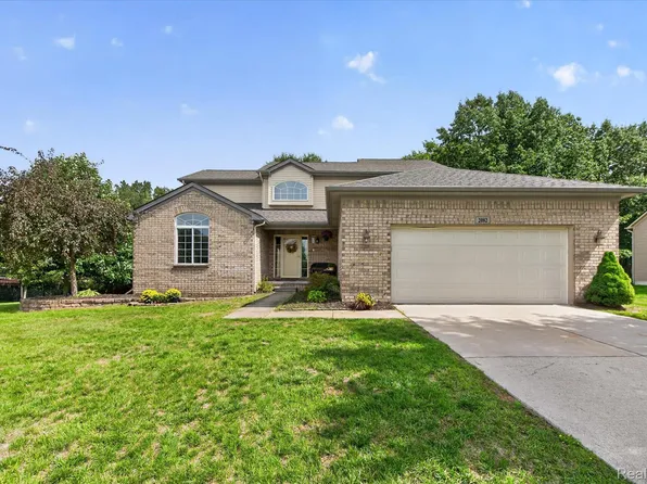 2082 Pinebrook Meadow Ct, Howell, MI 48843