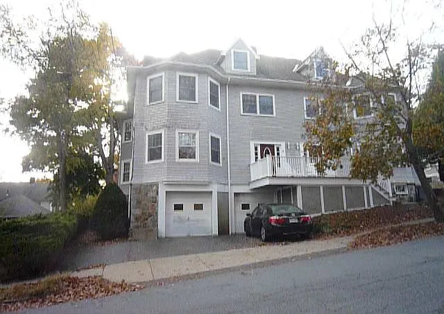25 Wellington St #2 — Photo 5