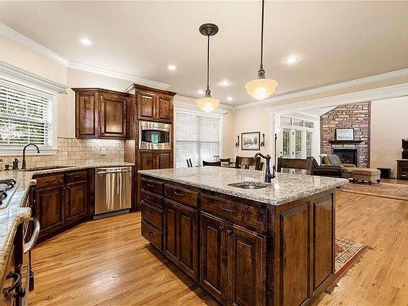 2nd image of 303 NE Branchwood Ter