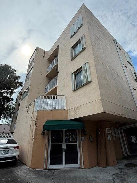 1st image of 814 NW 36th Ave APT 208