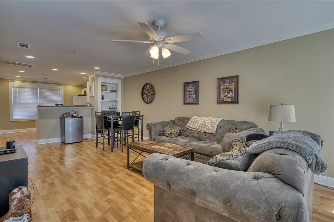 2 bed, 1052 sqft, $1,200 — Photo 3
