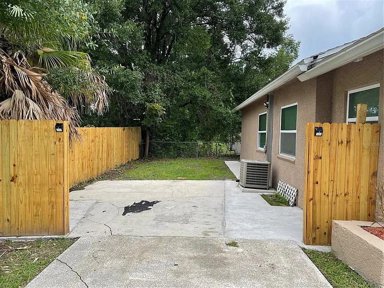 1130 Florence Ave — Photo 4