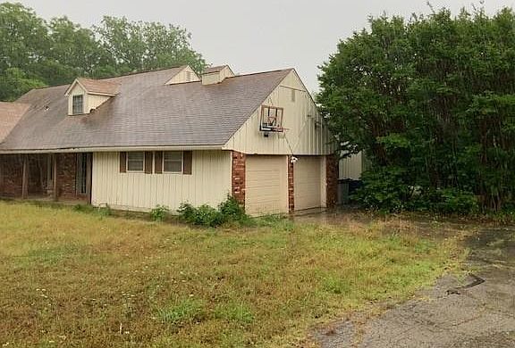 2nd image of 2724 S Saddle Rock Rd