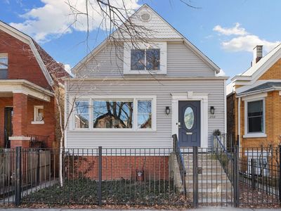 2709 W Nelson St, Chicago, IL, 60618