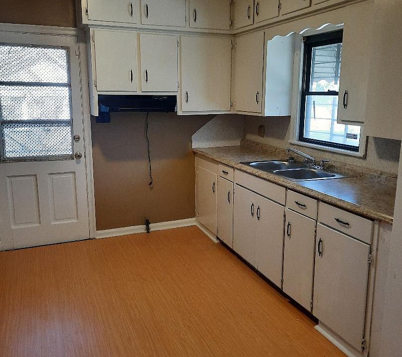 2nd image of 1465 Foye Ave