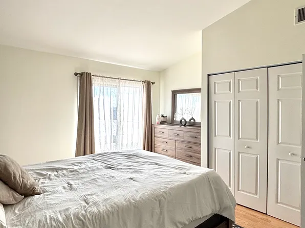 2437 Devonshire Ct, Aurora, IL 60502