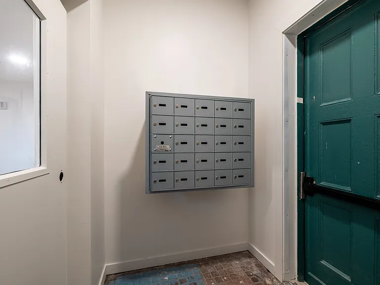 240 Mack Ave — Photo 37