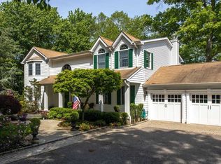 17 Parkview Dr, Muttontown, NY 11753