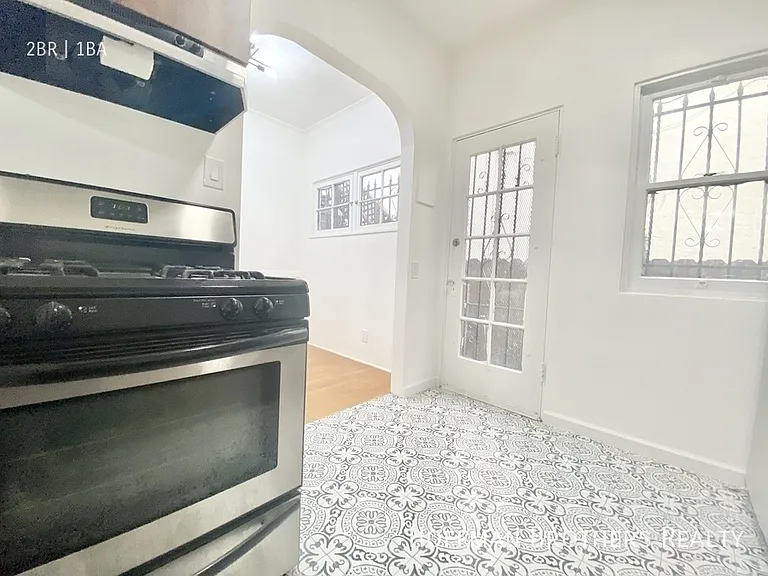 641 N Spaulding Ave — Photo 5