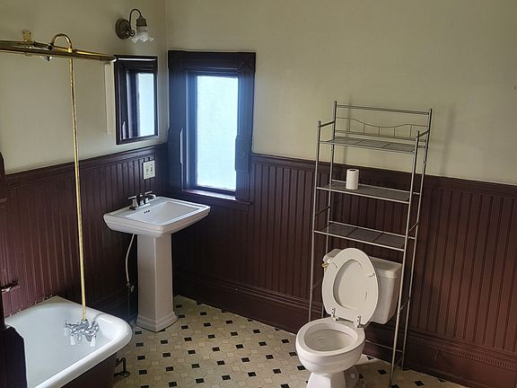 5th image of 918 W 4th St APT 2