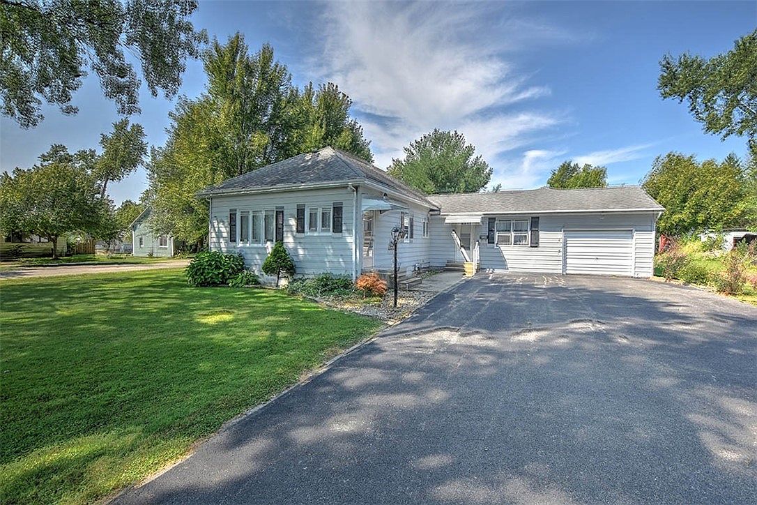 330 S East St, Moweaqua, IL 62550 | Zillow
