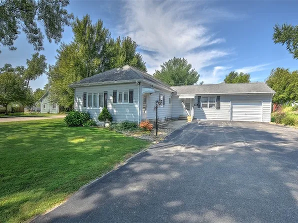 330 S East St, Moweaqua, IL 62550