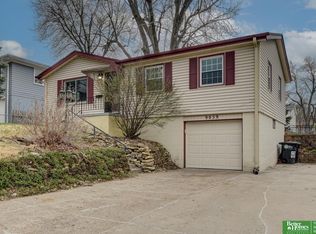 9059 Valley St, Omaha, NE 68124