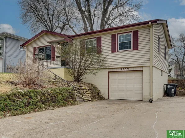 9059 Valley St, Omaha, NE 68124
