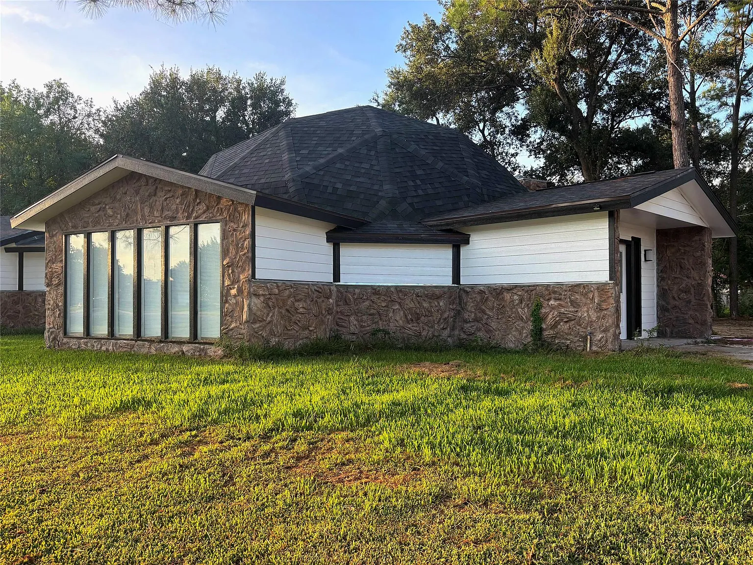 3 bed, 3.0 bath, 2366 sqft, $1,950 — Photo 2