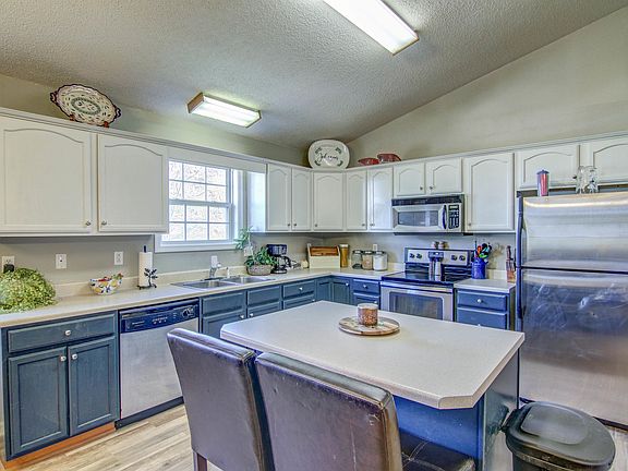3rd image of 325 Center Dr