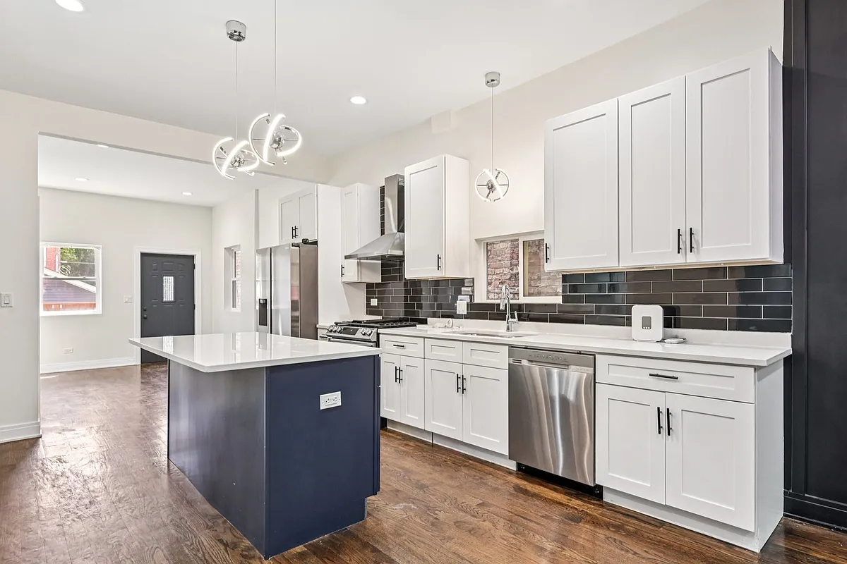 Building Photo - 6547 S Langley Ave