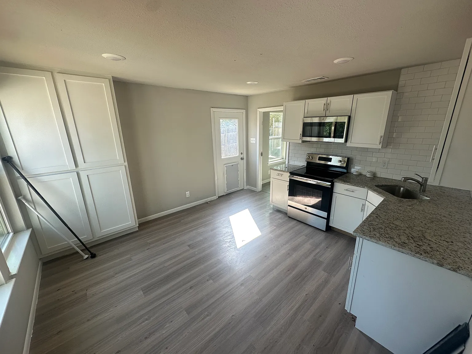 3 bed, 1400 sqft, $1,600 — Photo 1