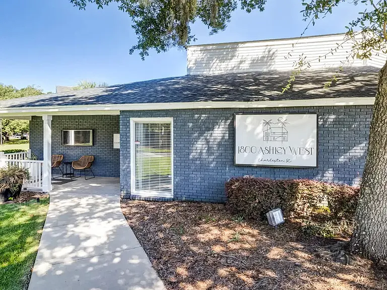1800 Ashley West Apartments — Photo 10