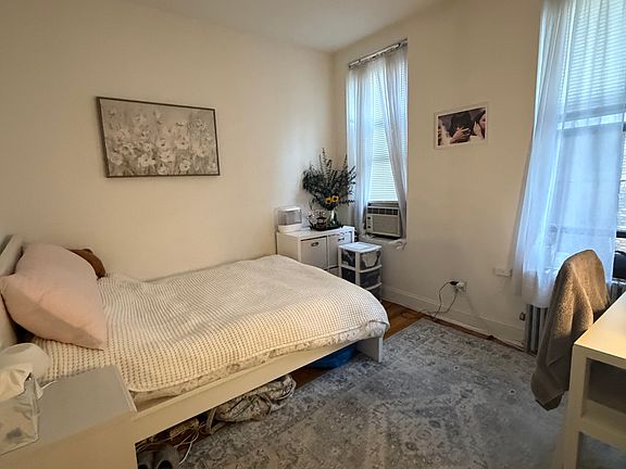 3rd image of 526 E 11th St APT 8