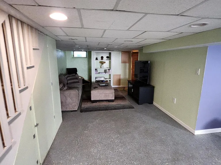 5819 Bustleton Ave — Photo 32